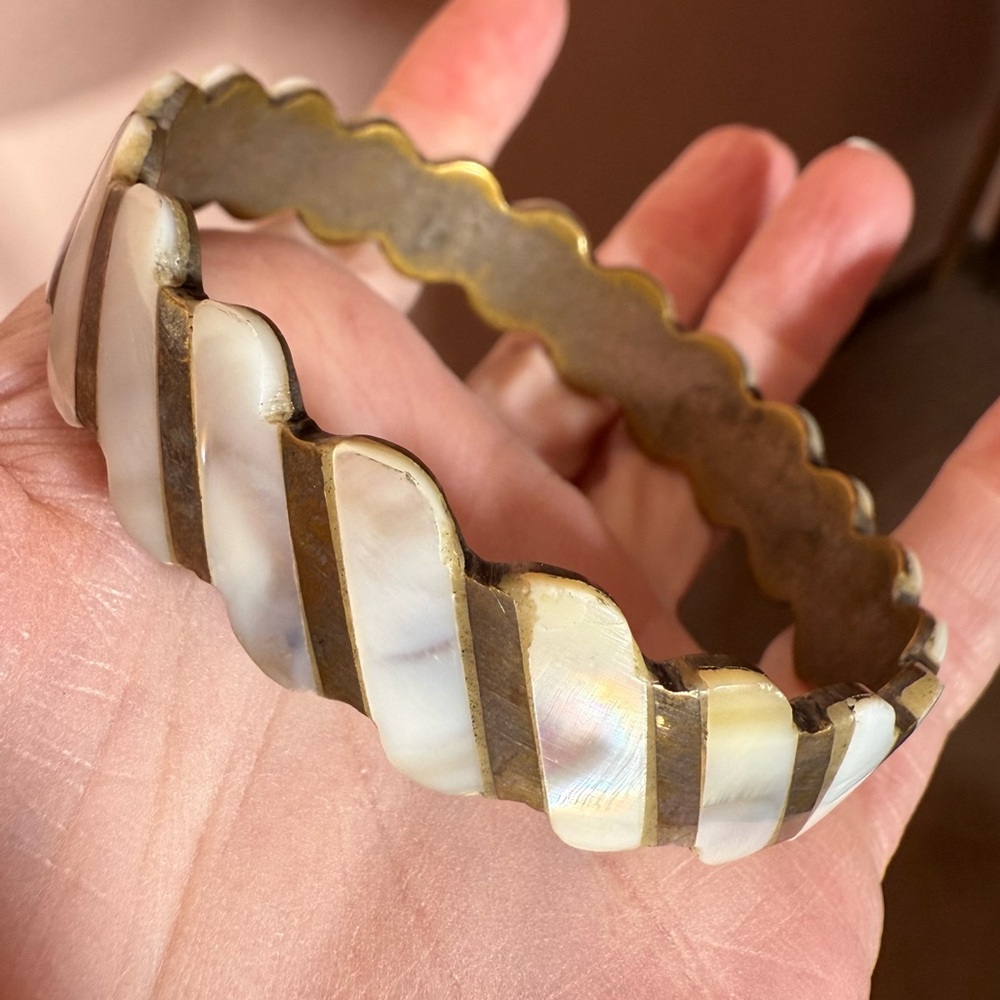 Vintage Mother of pearl brass scalloped art deco wide bangle bracelet - Picture 7 of 17